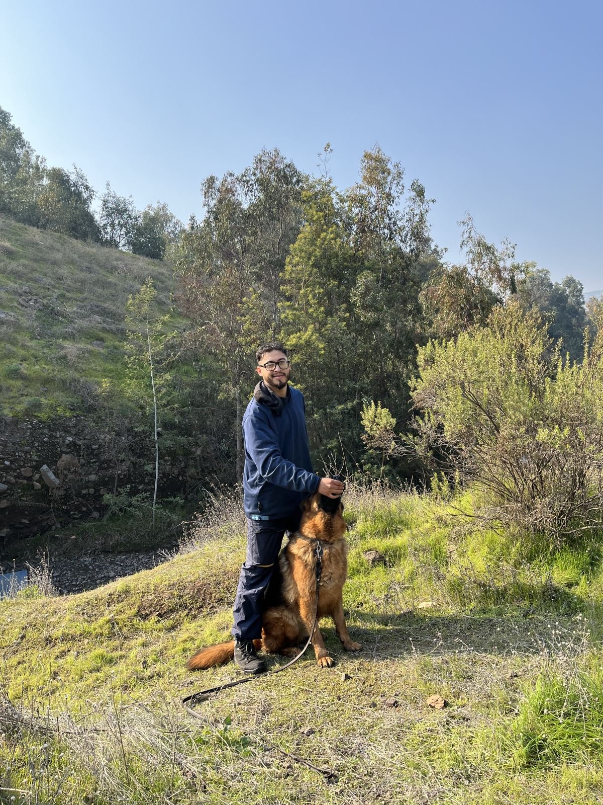 Entrenador junto a su perro